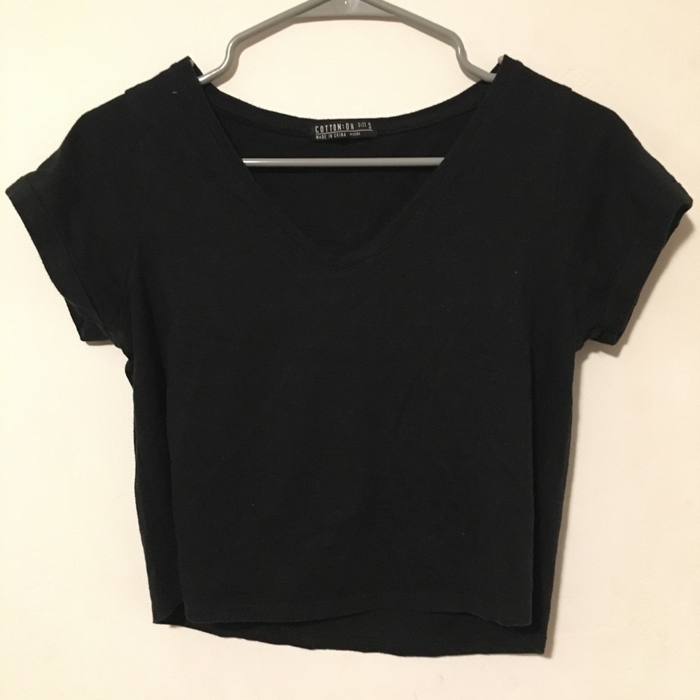 black cropped v neck tee